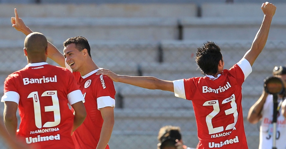 Jogadores do Internacional celebram um dos gols de Leandro Damião na partida contra o Juventude