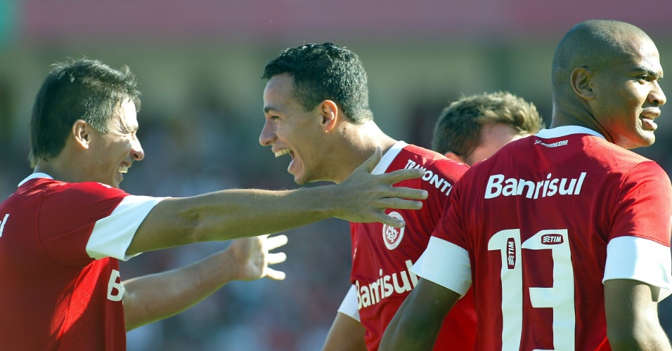 Jogadores do Internacional comemoram gol de Leandro Damião contra o Juventude