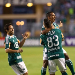 Jogadores do Palmeiras comemoram gol de Juninho contra a Ponte Preta, neste sábado - Fernando Donasci/UOL