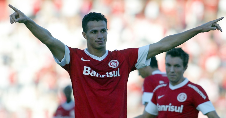 Leandro Damião comemora gol em jogo entre Inter e Juventude