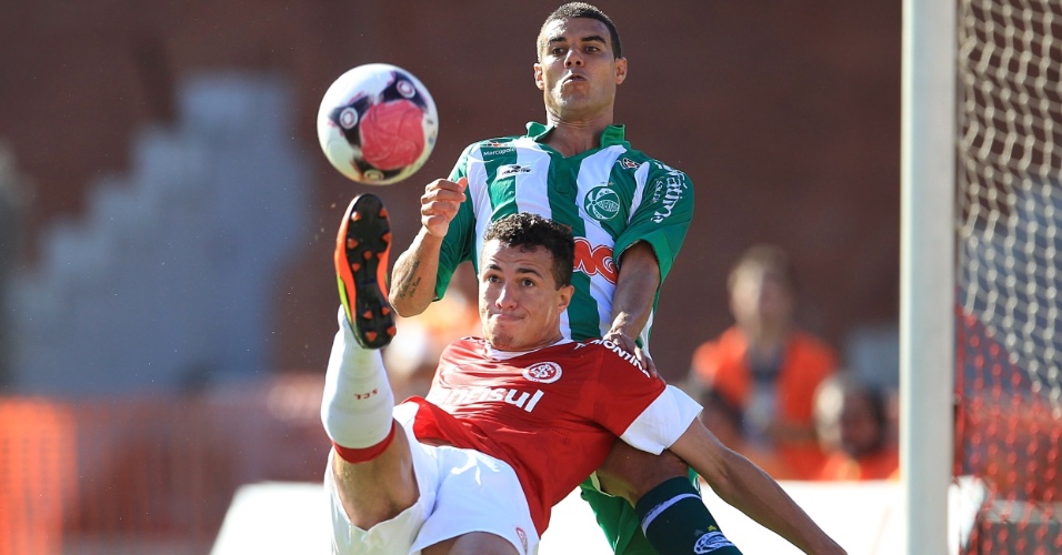Leandro Damião disputa a bola com adversário em jogo entre Inter e Juventude