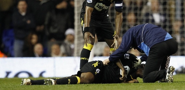 Muamba, do Bolton, caiu desacordado durante a partida contra o Tottenham no sábado - Suzanne Plunkett/Reuters