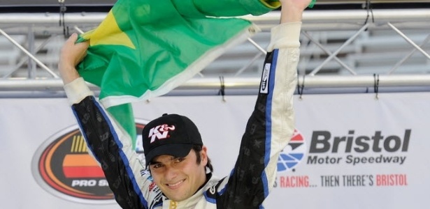 Com bandeira do Brasil, Piquet comemora sua primeira vitória na Nascar - Geoff Burke/Getty Images for NASCAR/AFP