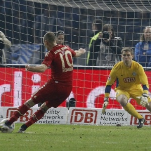 Robben, do Bayern, marca de pênalti - REUTERS/Thomas Peter