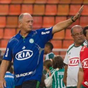 Treinado Luiz Felipe Scolari acena para torcida na entrada do Palmeiras no Pacaembu, no clássico - Fernando Donasci/UOL