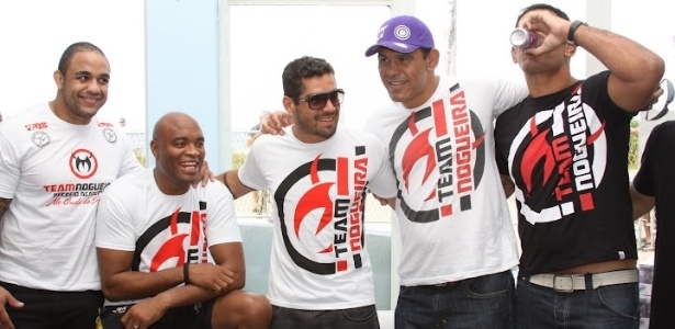 Ex-BBB, Yuri (centro), posa ao lado de Anderson Silva e Minotouro