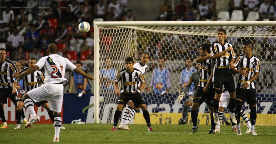 Felipe Bastos cobra falta e marca um gol para o Vasco em duelo contra o Botafogo