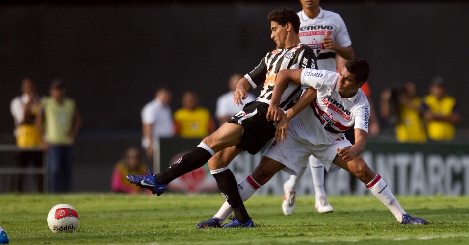 Ganso recebe marcação dura de Casemiro durante clássico entre São Paulo e Santos
