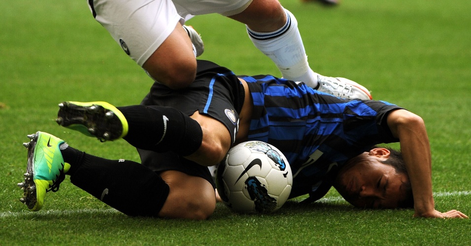 Yuto Nagatomo, do Inter de Milão, disputa bola durante partuda contra a Atalanta, no estádio San Siro, em Milão 