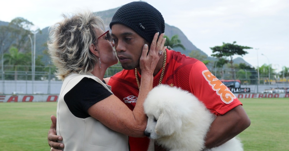 Ana Maria Braga cumprimenta Ronaldinho na véspera do aniversário do jogador