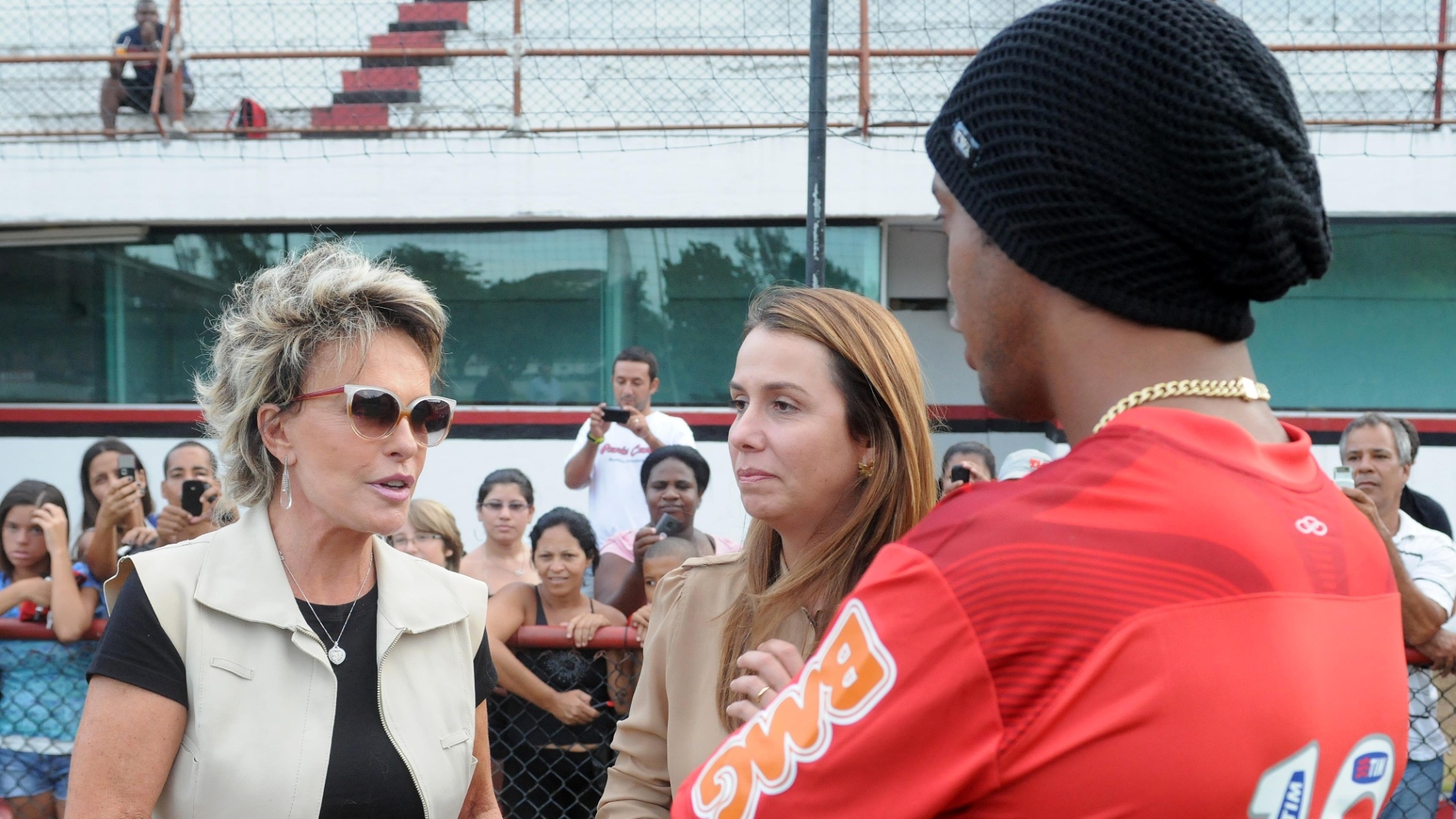 Ana Maria Braga, Patrícia Amorim e Ronaldinho Gaúcho conversam na Gávea