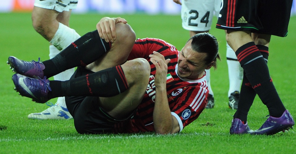 Atacante Zlatan Ibrahimovic cai no chão sentindo dores em clássico contra Juventus
