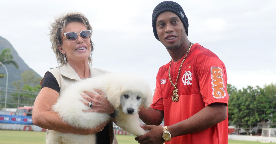 De presente de aniversário, Ronaldinho Gaúcho ganhou um cachorro da apresentadora
