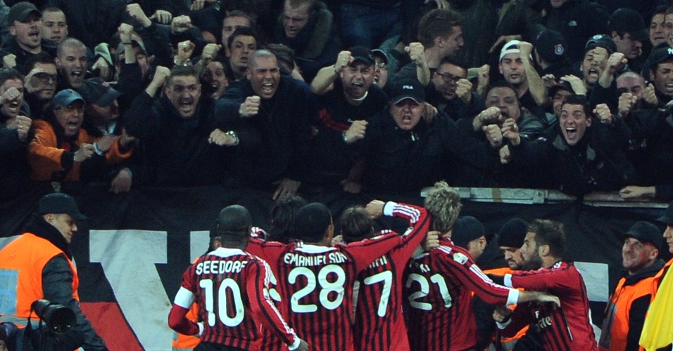 Jogadores do Milan se reúnem para comemorar gol de Maxi López contra a Juventus