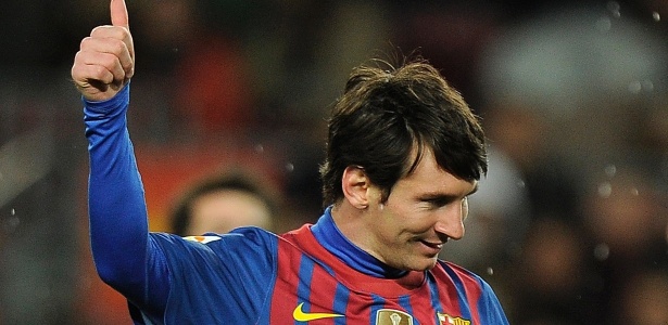 Messi faz agradecimento aos companheiros depois de anotar o 2º gol do Barcelona - AFP PHOTO/LLUIS GENE