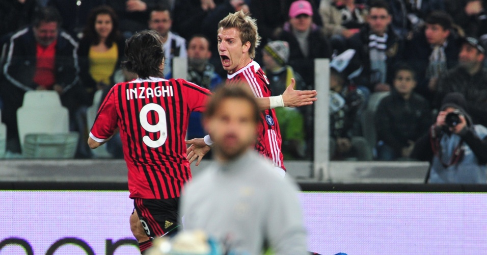 Maxi López comemora depois de anotar gol do Milan contra a Juventus
