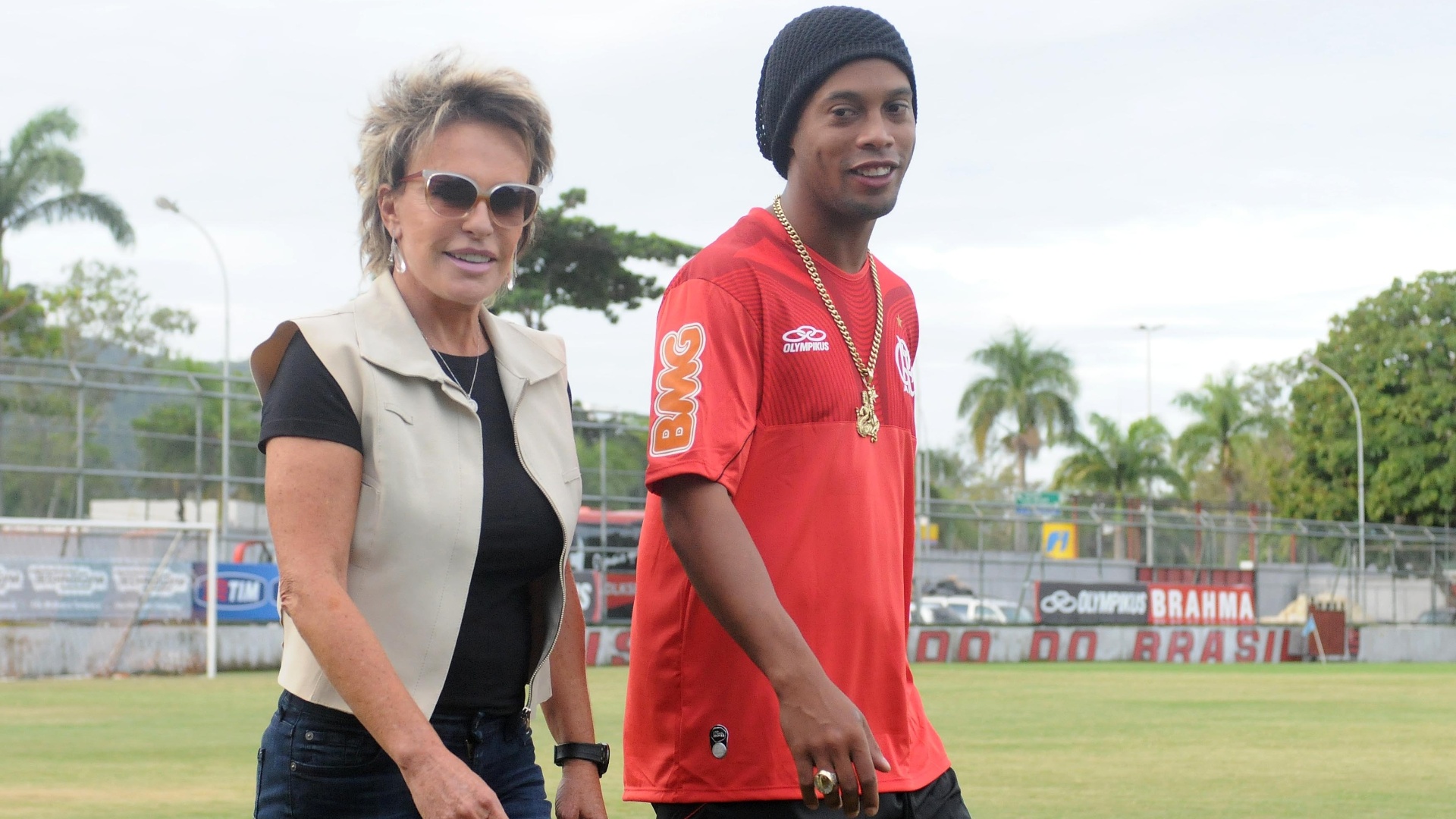 Na véspera do aniversário de Ronaldinho, Ana Maria Braga foi à Gávea