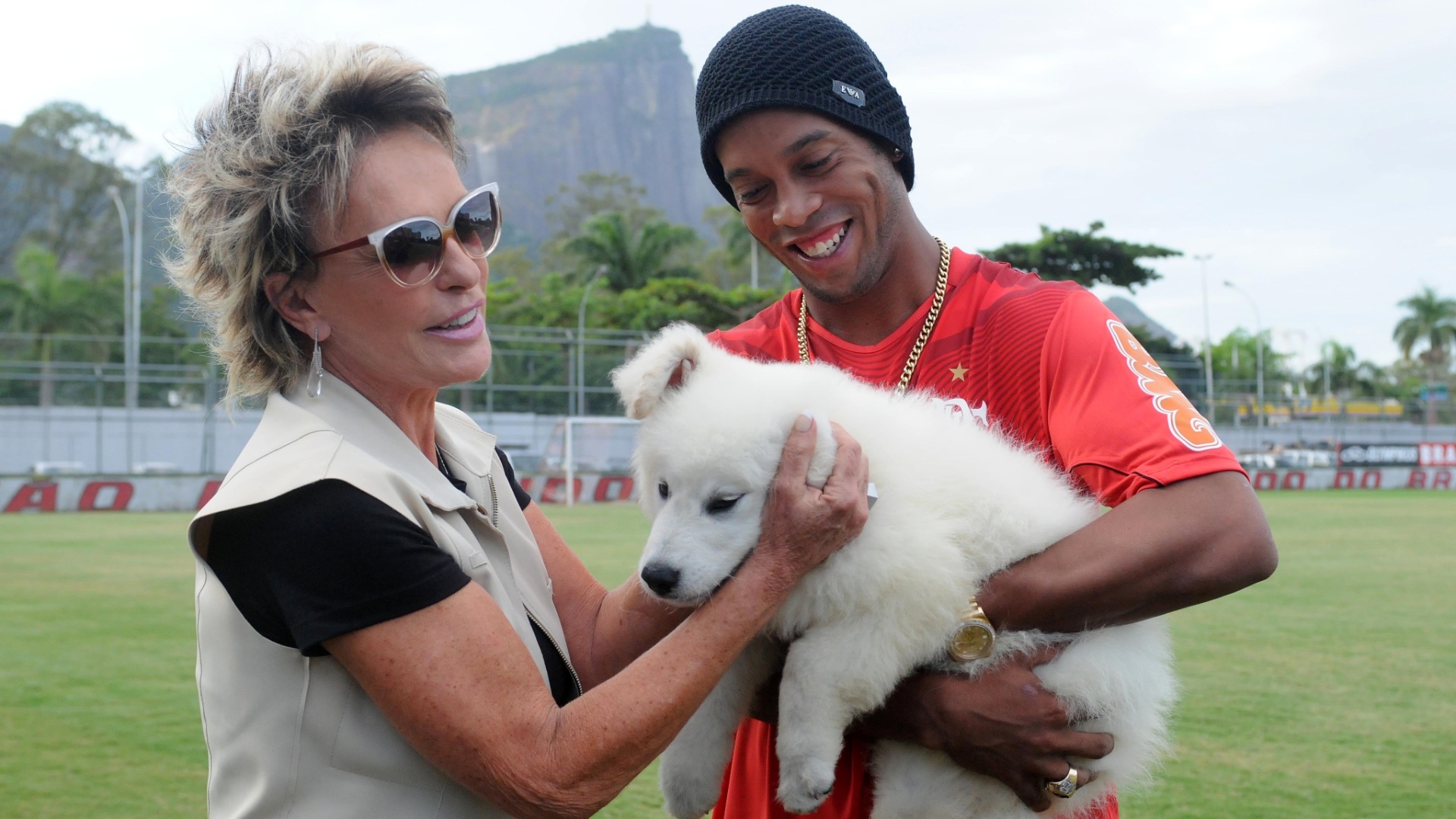 O cachorro foi um presente de aniversário, já que Ronaldinho completa 32 anos nesta quarta-feira