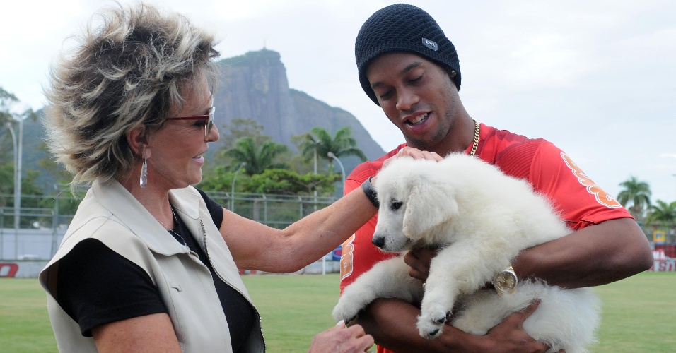 Presenteado, Ronaldinho agradeceu Ana Maria Braga pelo cachorro