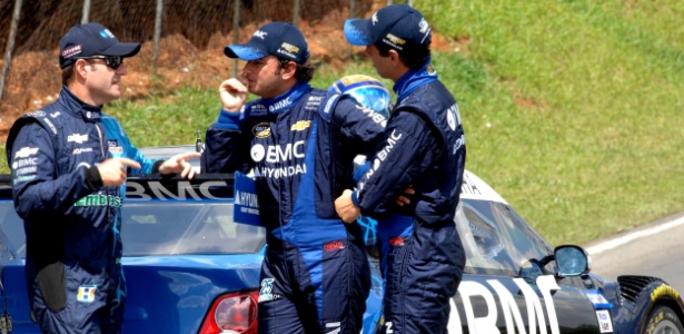 Rubens Barrichello conversa com Tuka Rocha e Galid Osman, pilotos da BMC Racing - Miguel Costa Jr/Divulgação