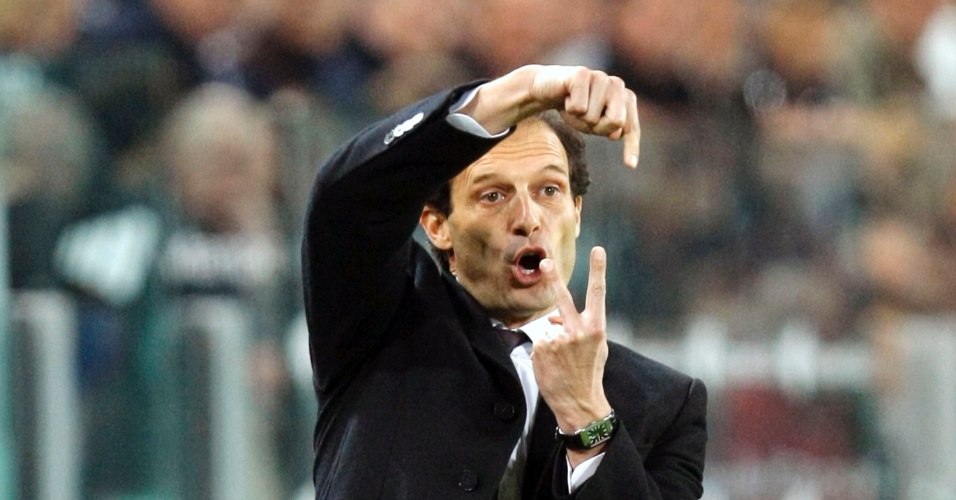 Treinador Massimiliano Allegri gesticula para os jogadores do Milan durante jogo contra Juventus
