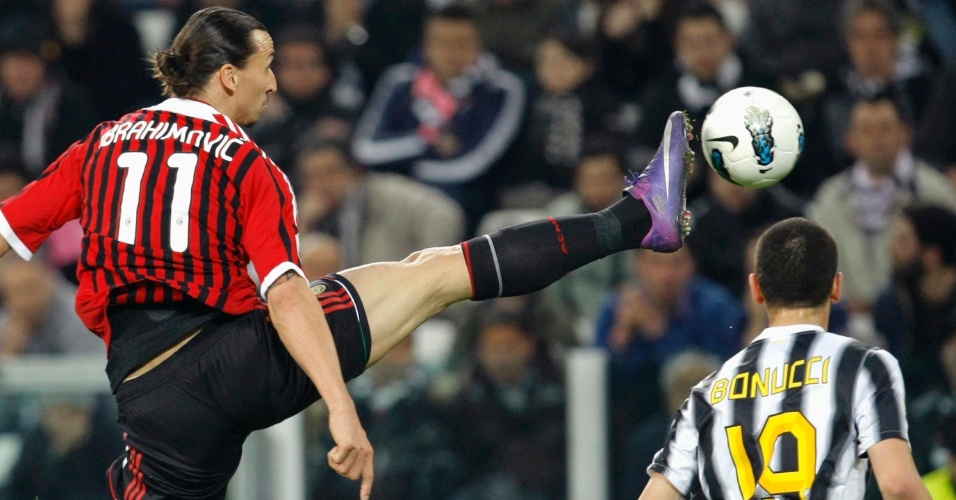 Zlatan Ibrahimovic, do Milan, se estica para alcançar a bola em jogo diante da Juventus