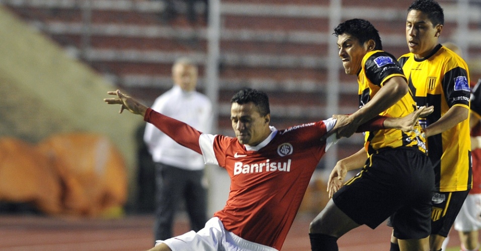 Leandro Damião enfrenta forte marcação no jogo entre Internacional e The Strongest (21/03/12)