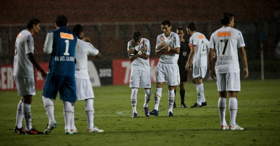 Jogadores do Santos aguardam reinício do jogo contra o Juan Aurich, enquanto Pacaembu sofre com a falta de luz