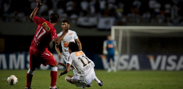 Neymar sofre falta dura durante o primeiro tempo da partida contra o Juan Aurich - Leandro Moraes/UOL