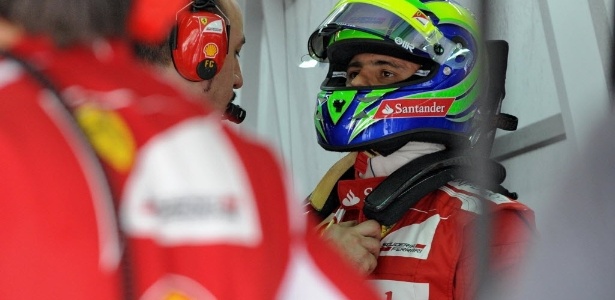Felipe Massa conversa nos boxes da Ferrari: otimismo com 12º lugar no grid da Malásia - Roslan Rahman/AFP