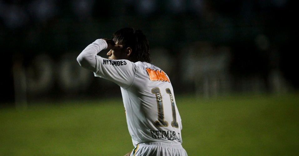 Neymar comemora após marcar o segundo gol do Santos na partida contra o Juan Aurich, pela Libertadores
