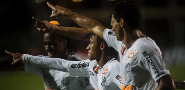 Ganso e Arouca treinaram nesta segunda-feira ao lado de Neymar e podem jogar - Leandro Moraes/UOL