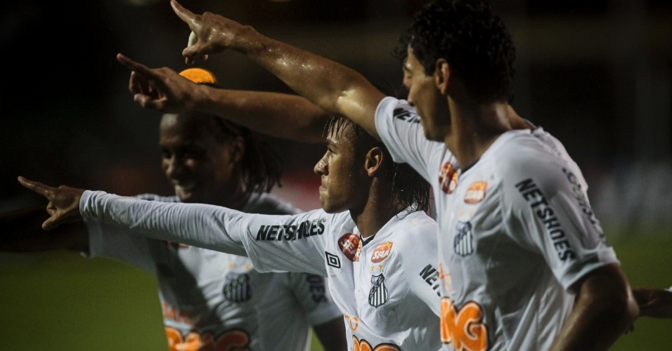 Neymar, Ganso e Arouca comemoram o segundo gol do Santos contra o Juan Aurich, na Libertadores