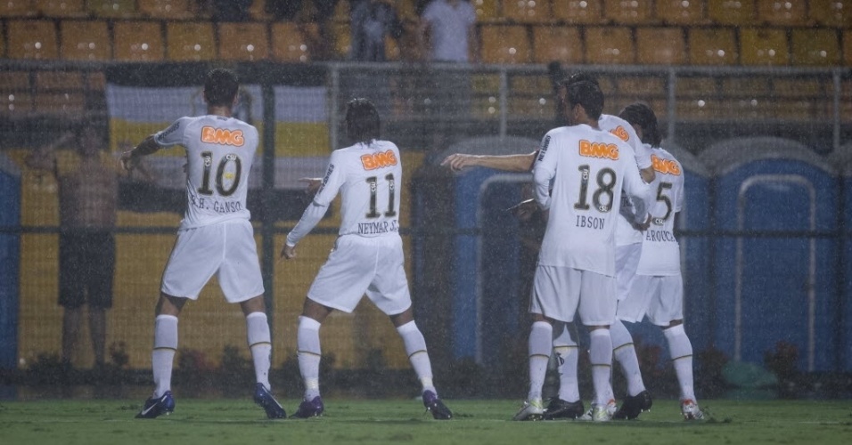 Neymar, Ganso e companheiros comemoram gol do Santos na vitória sobre o Juan Aurich, no Pacaembu