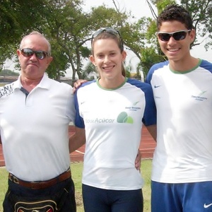 Técnico Vitaly Petrov posa ao lado dos saltadores brasileiros Fabiana Murer e Thiago Braz - Divulgação/Local