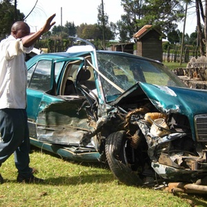 Carro de Paul Tergat é fotografado praticamente destruído após um acidente sofrido pelo ex-fundista - REUTERS/Stringer