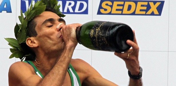Marílson bebe champanhe após vencer a São Silvestre de 2010