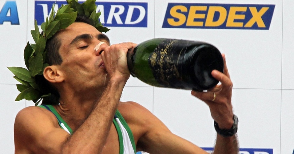 Marílson Gomes dos Santos bebe champanhe após vencer a corrida de São Silvestre de 2010