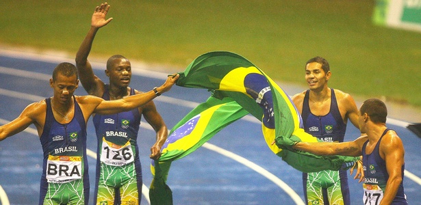 Atletas do revezamento 4 x 100 m rasos comemoram o ouro brasileiro no Pan do Rio - Rubens Cavallari/Folhapress