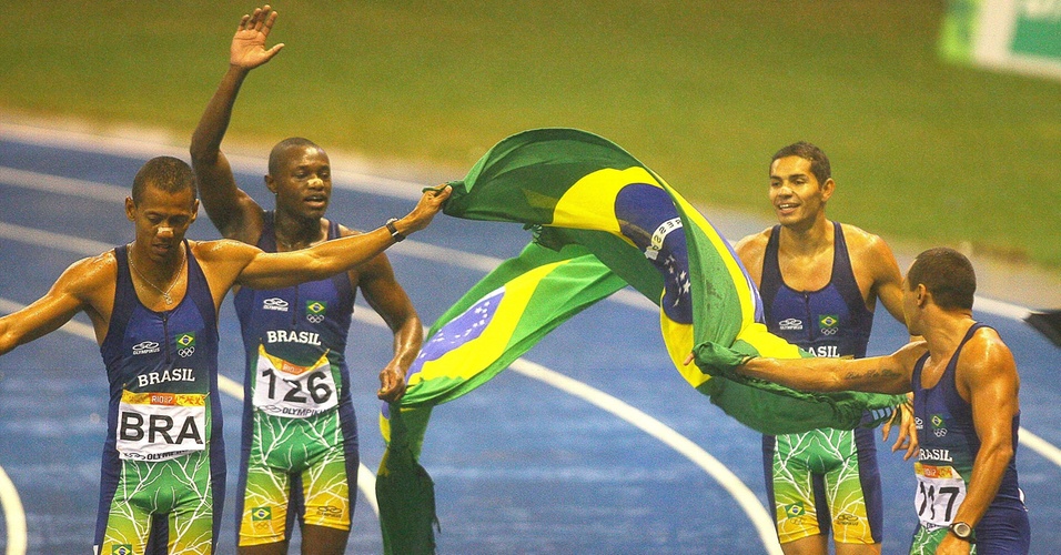 Atletas do revezamento 4 x 100 m rasos comemora o ouro brasileiro no Pand do Rio, em 2007