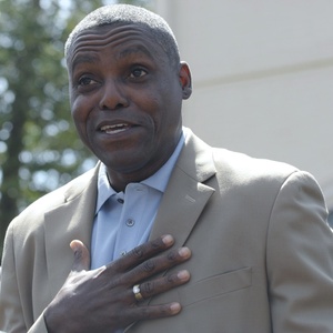 Campeão olímpico Carl Lewis anuncia sua candidatura ao Senado de New Jersey pelo Partido Democrata, o mesmo de Barack Obama, em frente ao palácio da Justiça de Mount Holly - Peter Foley/EFE