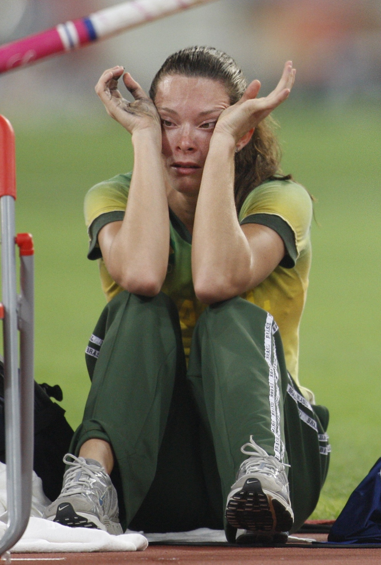 A atleta brasileira Fabiana Murer chora após perder sua vara e discutir com juízes nos Jogos Olímpicos de Pequim (18/08/2008)