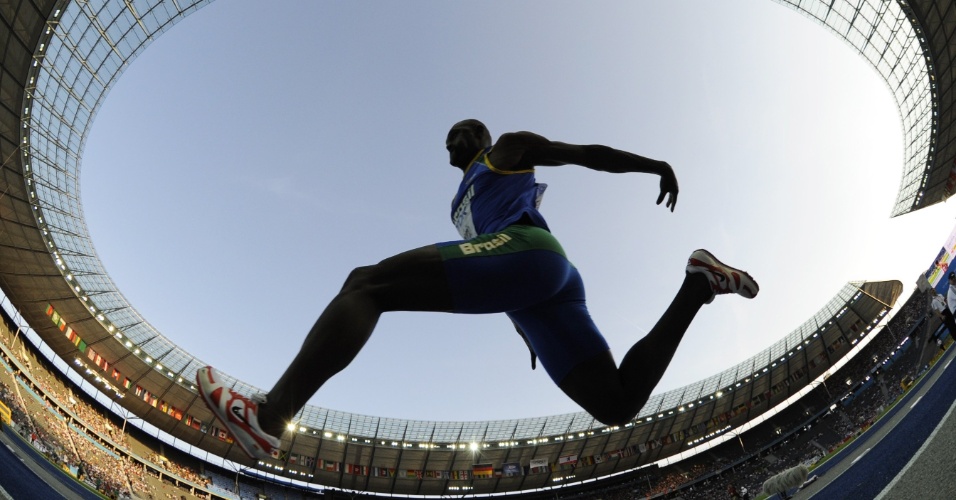 Brasileiro Jadel Gregório tenta salto durante o Mundial de Atletismo de Berlim, em 2009
