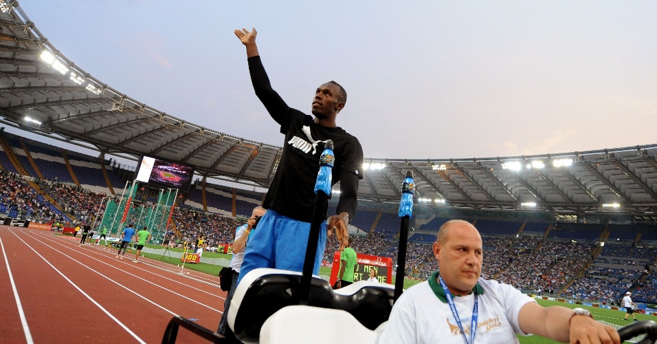 Usain Bolt acena para os torcedores italianos durante a etapa de Roma da Liga de Diamante
