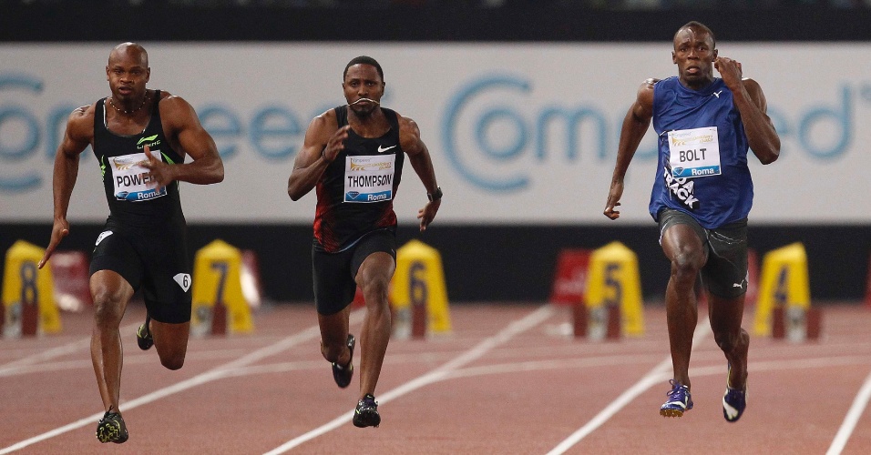 Usain Bolt (d) se esforça para passar Asafa Powell (e) e vencer a etapa de Roma da Liga de Diamante, nos 100 m 