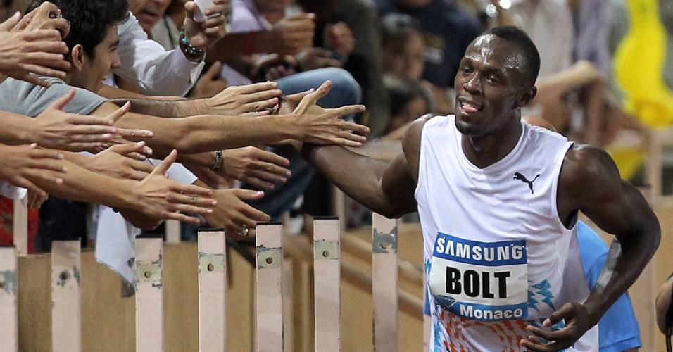 Usain Bolt comemora com a torcida sua vitória nos 100m em Mônaco (22/07/2011)