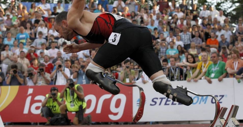 Oscar Pistorius compete nos 400 m rasos no meeting de Ostrava em maio de 2011