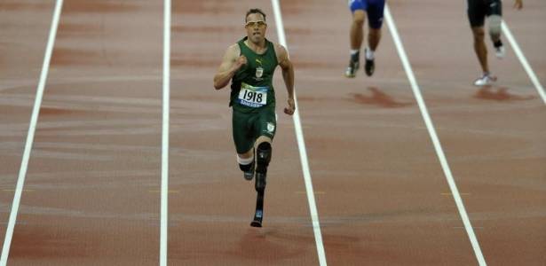 Velocista Oscar Pistorius pode ter desempenho favorecido por próteses, dizem cientistas