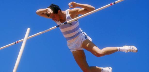 Pierre Quinon em ação durante prova de salto com vara em janeiro de 1988 - Tony Duffy/Getty Images