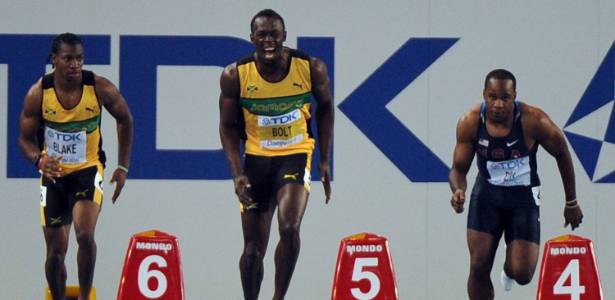 Bolt reage ao queimar largada da final dos 100 m; ouro fica com Yohan Blake (e) - Olivier Morin/AFP